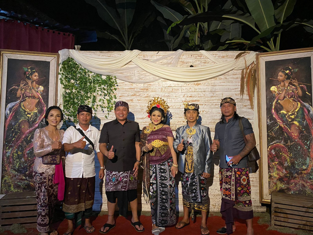 Perbekel Petang Menghadiri Undangan Acara Pawiwahan Yudi & Jeje, Di Br Pundung,Desa Pangsan